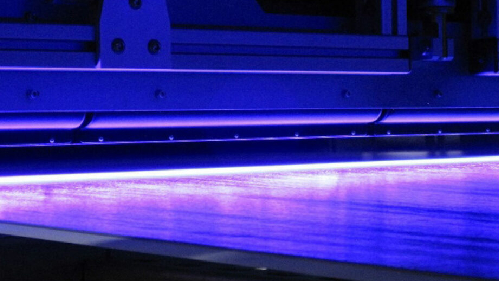 اشعه UV برای خشک کردن ماده چاپی در دستگاه چاپ آفست